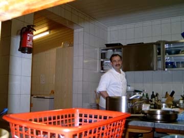 Ingo mit gequältem Lächeln